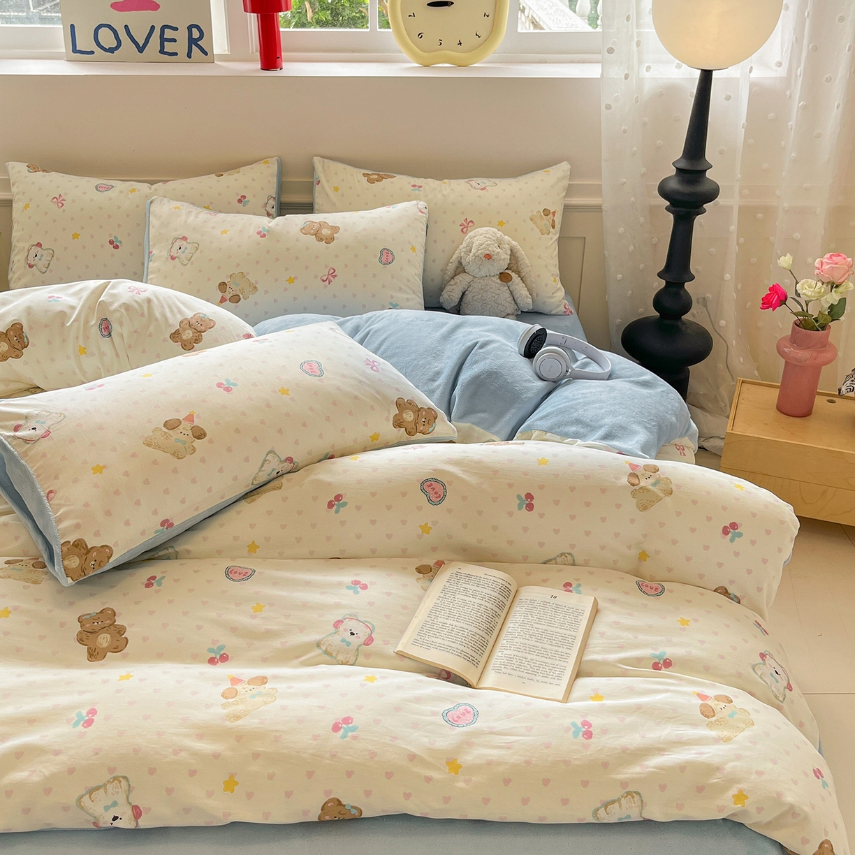 91家纺网 家纺一手货源 找家纺 吉象家纺 2025新款全棉牛奶绒印花四件套 棉绒-奶油甜心熊