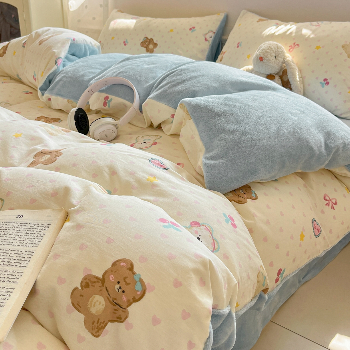 91家纺网 家纺一手货源 找家纺 吉象家纺 2025新款全棉牛奶绒印花四件套 棉绒-奶油甜心熊