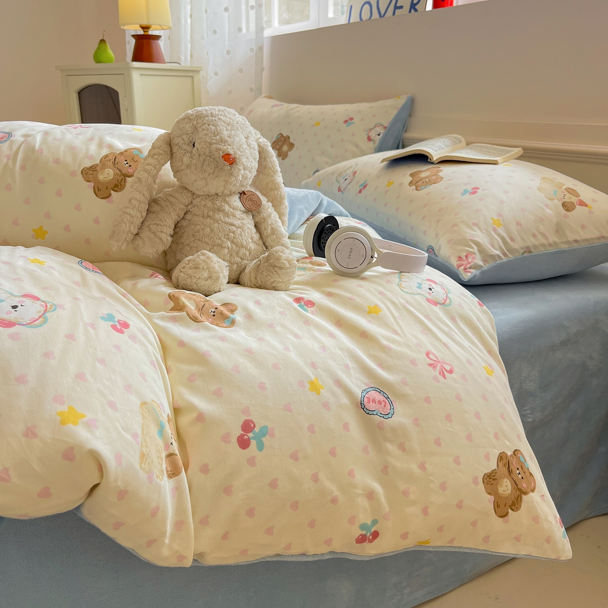 91家纺网 家纺一手货源 找家纺 吉象家纺 2025新款全棉牛奶绒印花四件套 棉绒-奶油甜心熊