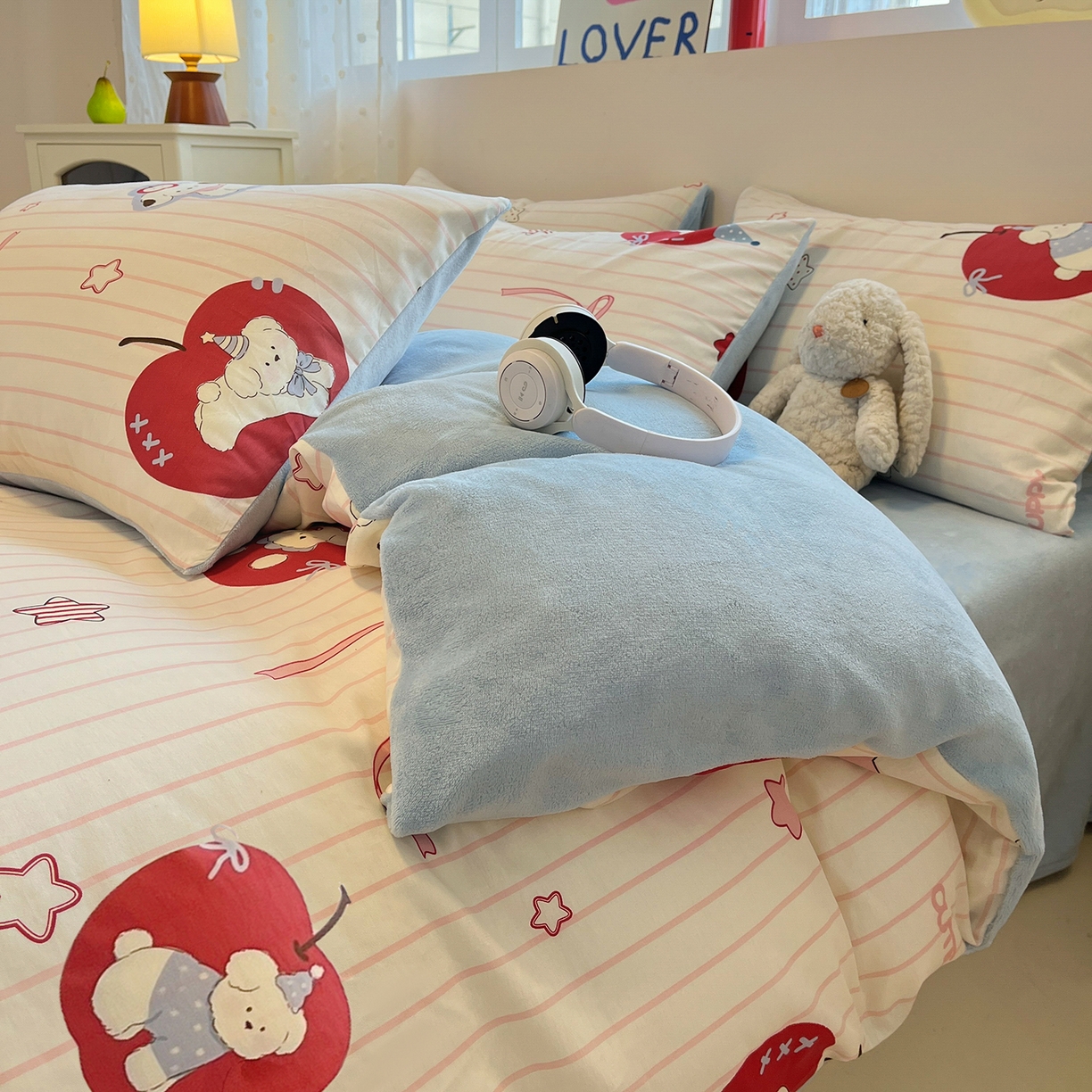 91家纺网 家纺一手货源 找家纺 吉象家纺 2025新款全棉牛奶绒印花四件套 棉绒-苹果狗