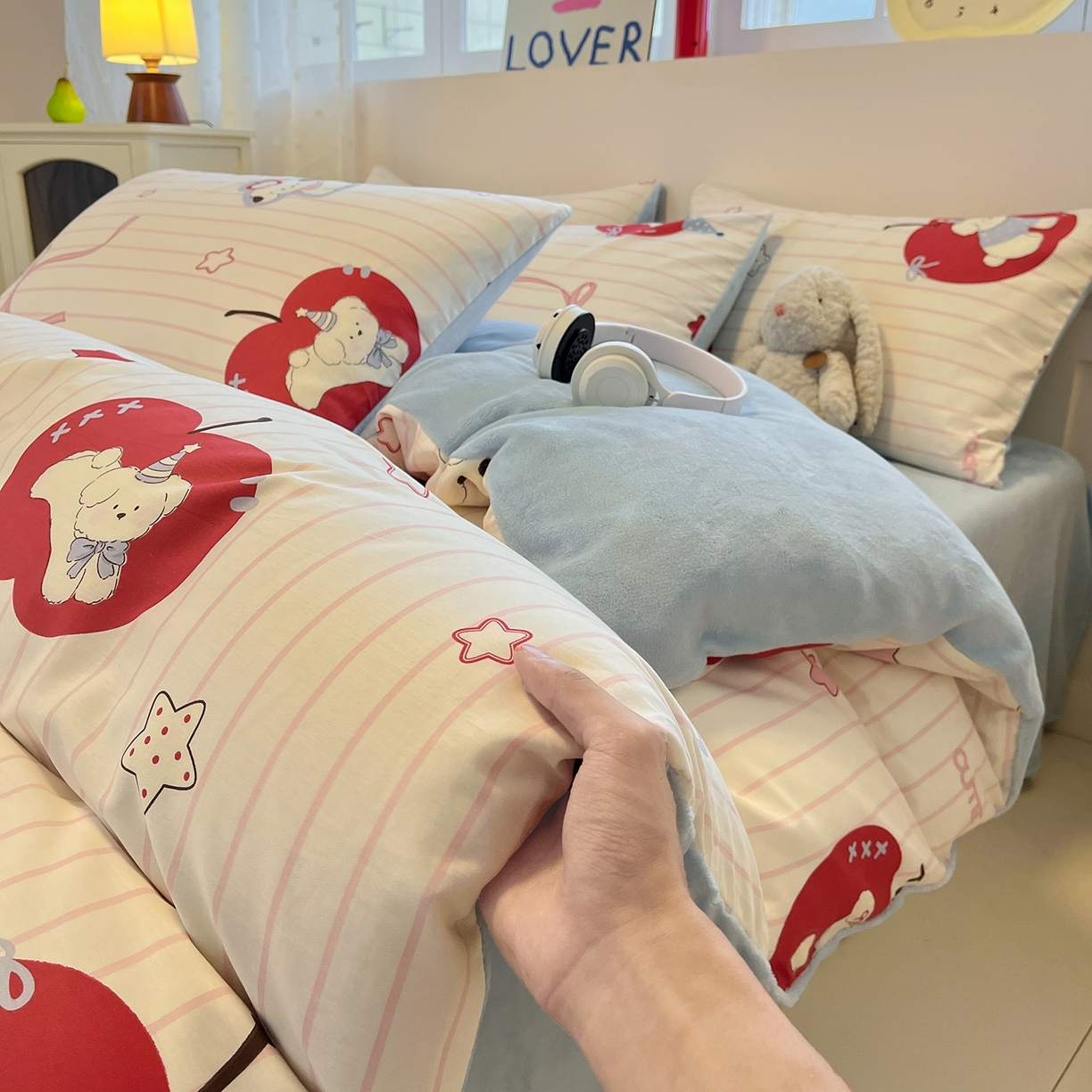 91家纺网 家纺一手货源 找家纺 吉象家纺 2025新款全棉牛奶绒印花四件套 棉绒-苹果狗