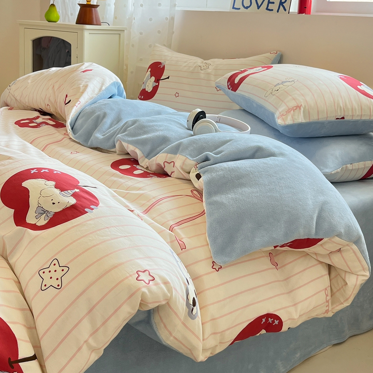 91家纺网 家纺一手货源 找家纺 吉象家纺 2025新款全棉牛奶绒印花四件套 棉绒-苹果狗