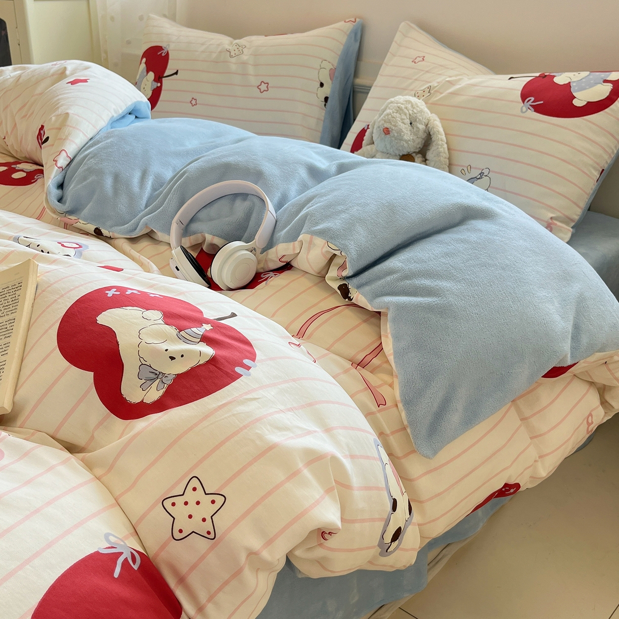 91家纺网 家纺一手货源 找家纺 吉象家纺 2025新款全棉牛奶绒印花四件套 棉绒-苹果狗