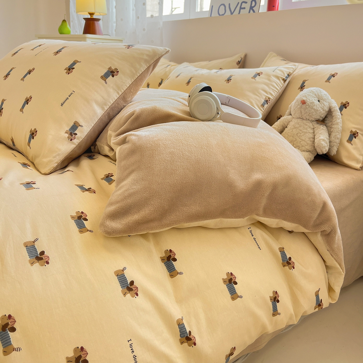 91家纺网 家纺一手货源 找家纺 吉象家纺 2025新款全棉牛奶绒印花四件套 棉绒-俏皮狗狗