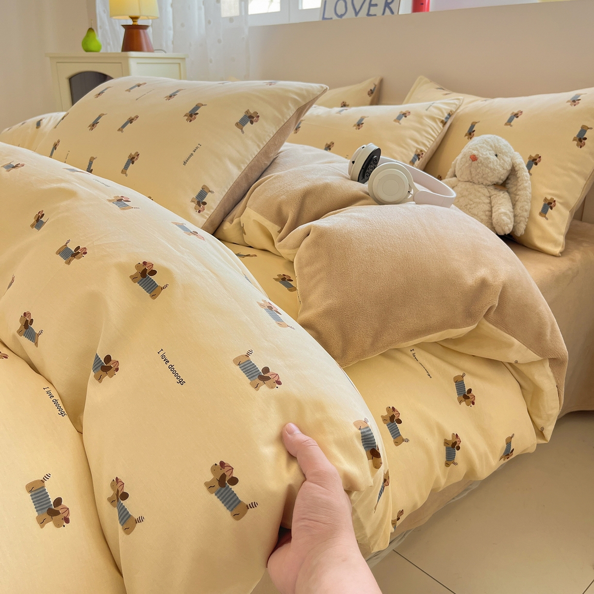 91家纺网 家纺一手货源 找家纺 吉象家纺 2025新款全棉牛奶绒印花四件套 棉绒-俏皮狗狗