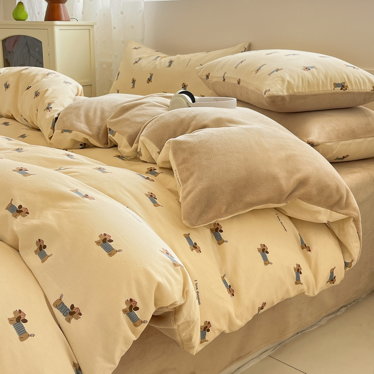 91家纺网 家纺一手货源 找家纺 吉象家纺 2025新款全棉牛奶绒印花四件套 棉绒-俏皮狗狗