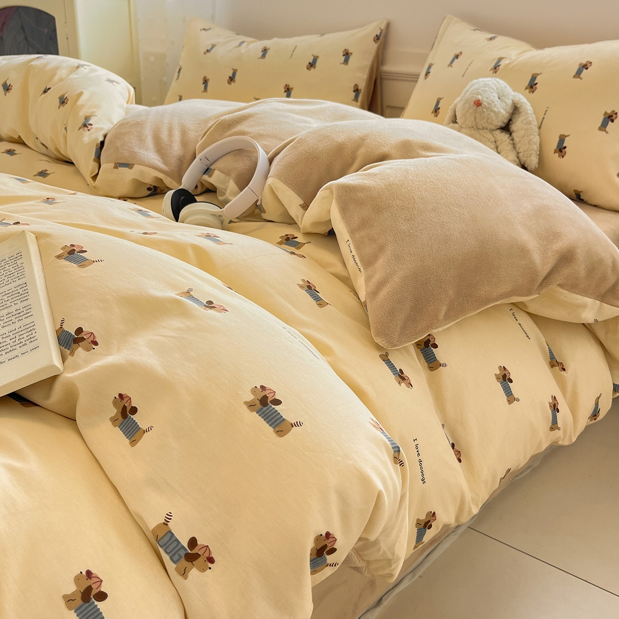 91家纺网 家纺一手货源 找家纺 吉象家纺 2025新款全棉牛奶绒印花四件套 棉绒-俏皮狗狗