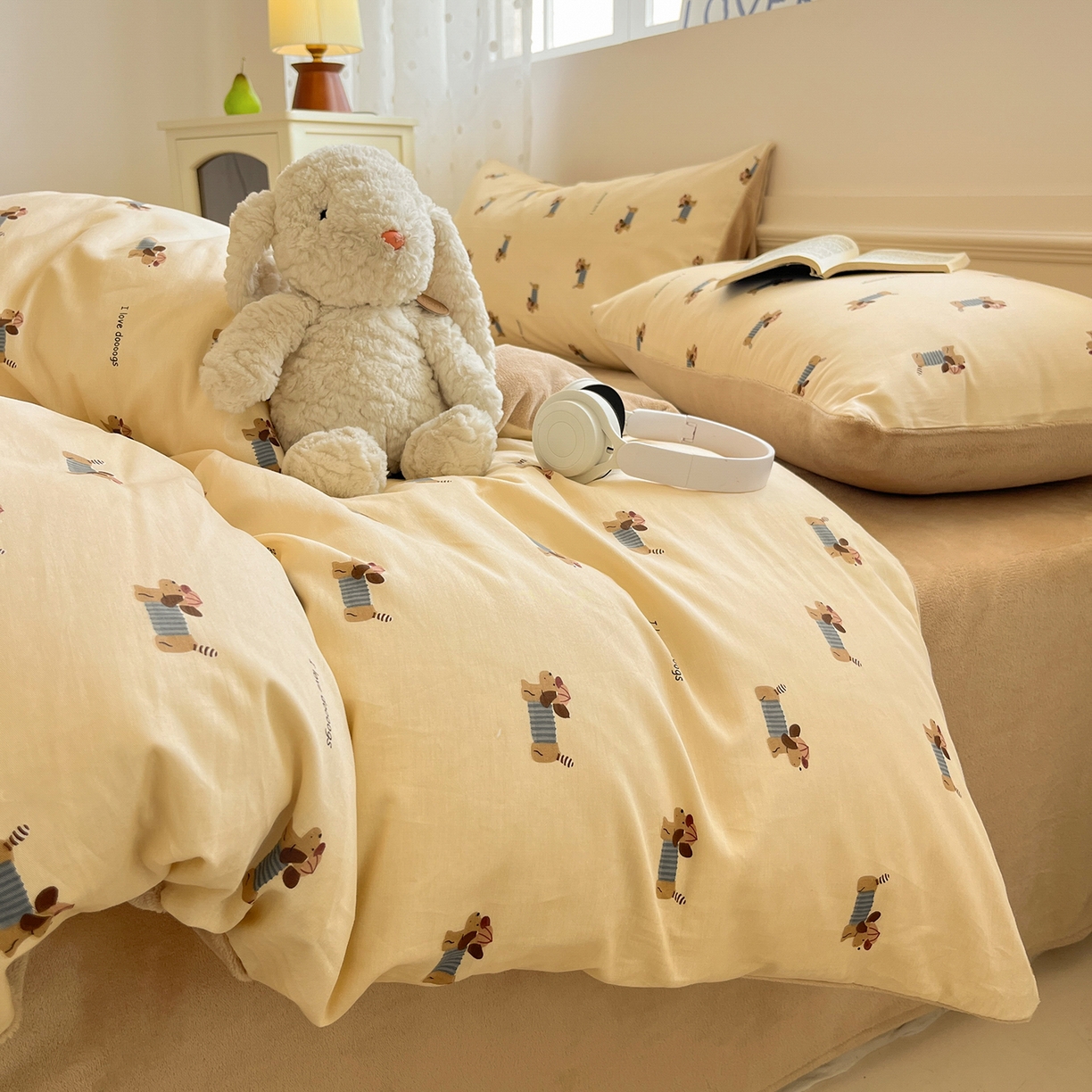 91家纺网 家纺一手货源 找家纺 吉象家纺 2025新款全棉牛奶绒印花四件套 棉绒-俏皮狗狗