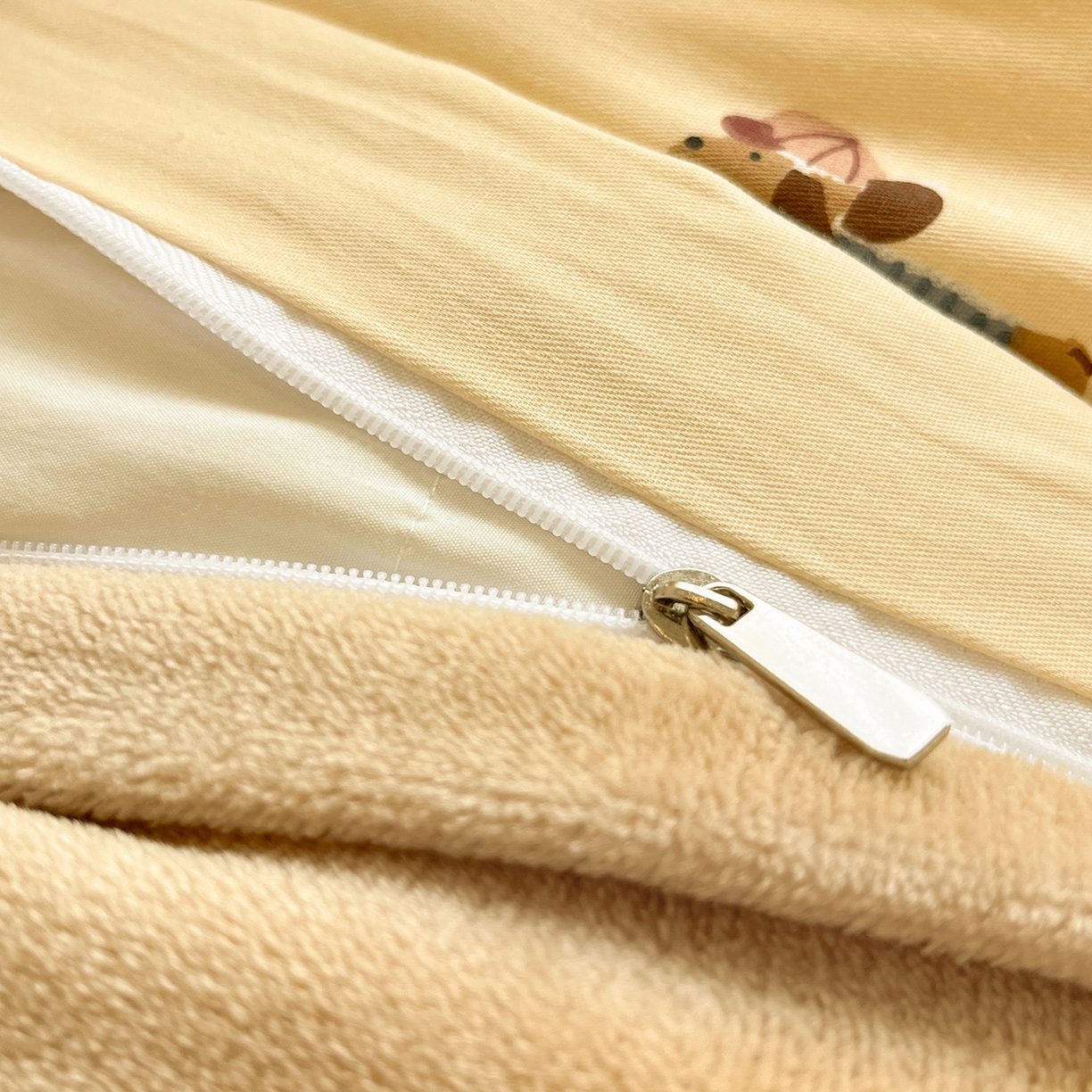 91家纺网 家纺一手货源 找家纺 吉象家纺 2025新款全棉牛奶绒印花四件套 棉绒-俏皮狗狗