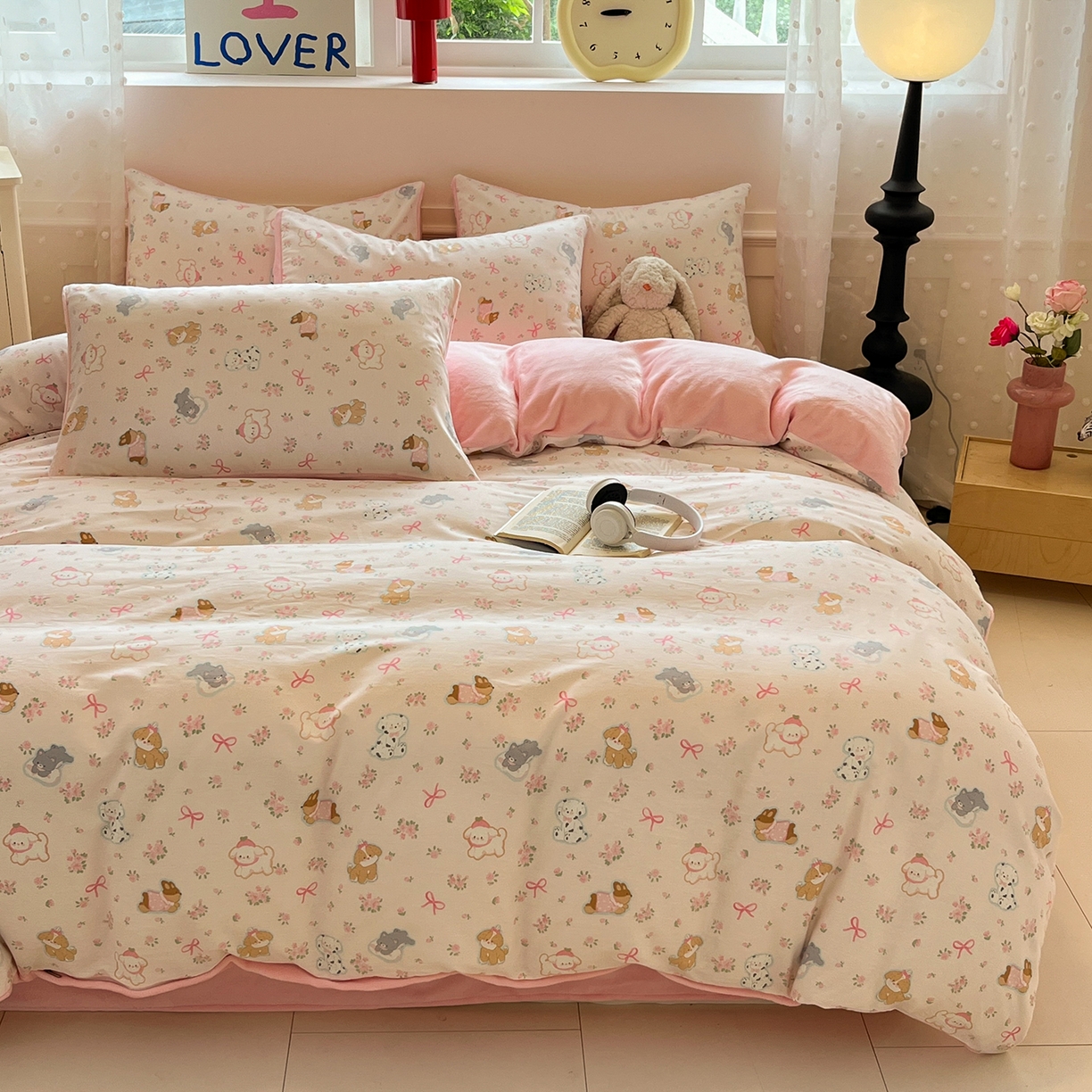 91家纺网 家纺一手货源 找家纺 吉象家纺 2025新款全棉牛奶绒印花四件套 棉绒-碎花狗狗