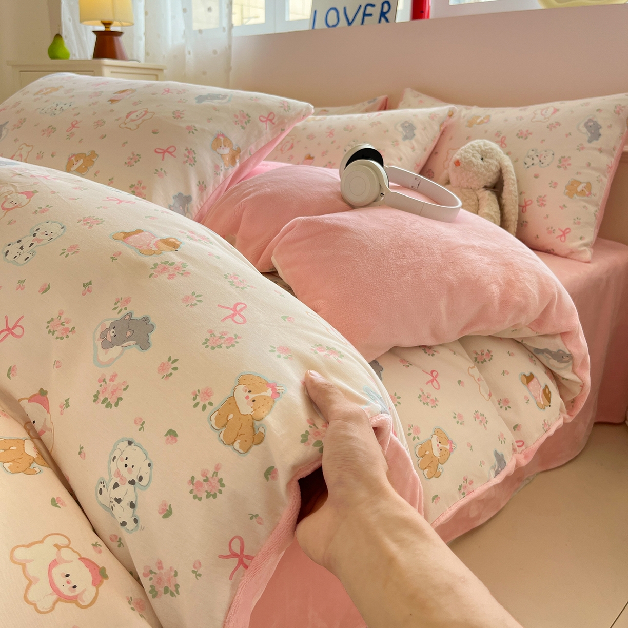 91家纺网 家纺一手货源 找家纺 吉象家纺 2025新款全棉牛奶绒印花四件套 棉绒-碎花狗狗