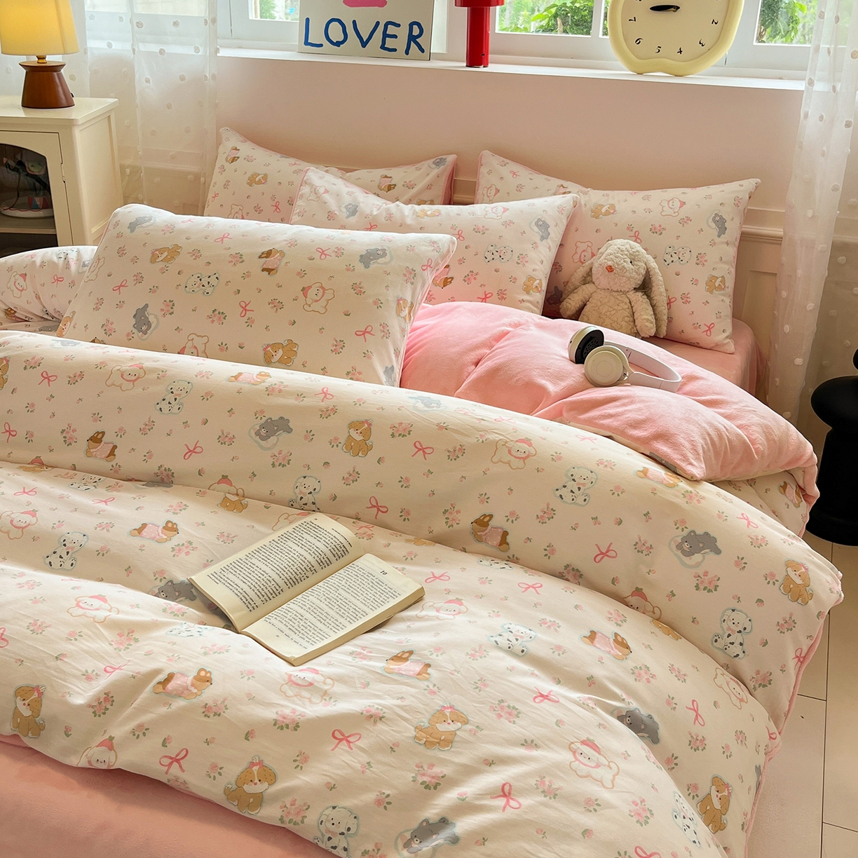 91家纺网 家纺一手货源 找家纺 吉象家纺 2025新款全棉牛奶绒印花四件套 棉绒-碎花狗狗