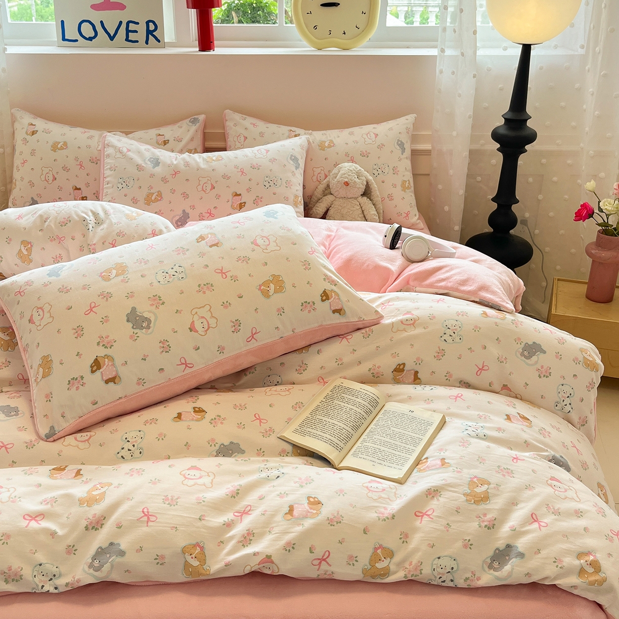 91家纺网 家纺一手货源 找家纺 吉象家纺 2025新款全棉牛奶绒印花四件套 棉绒-碎花狗狗