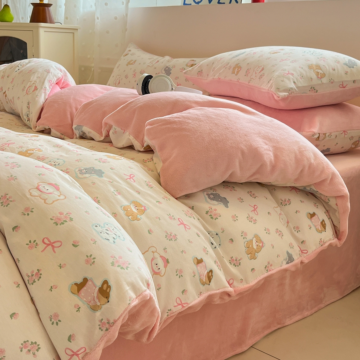 91家纺网 家纺一手货源 找家纺 吉象家纺 2025新款全棉牛奶绒印花四件套 棉绒-碎花狗狗