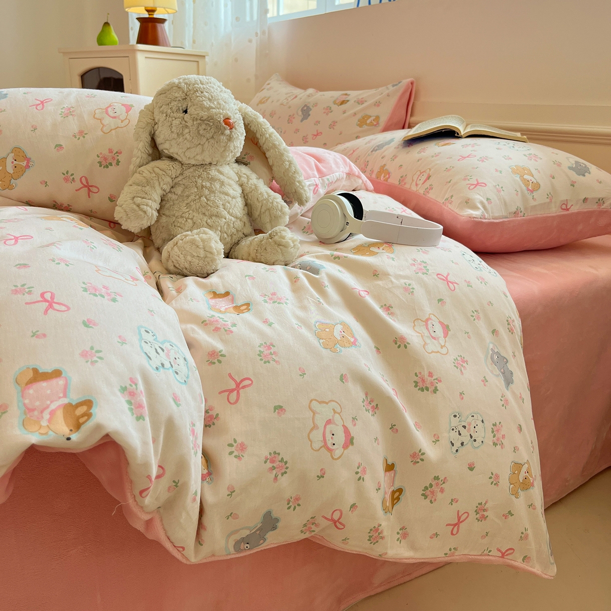 91家纺网 家纺一手货源 找家纺 吉象家纺 2025新款全棉牛奶绒印花四件套 棉绒-碎花狗狗