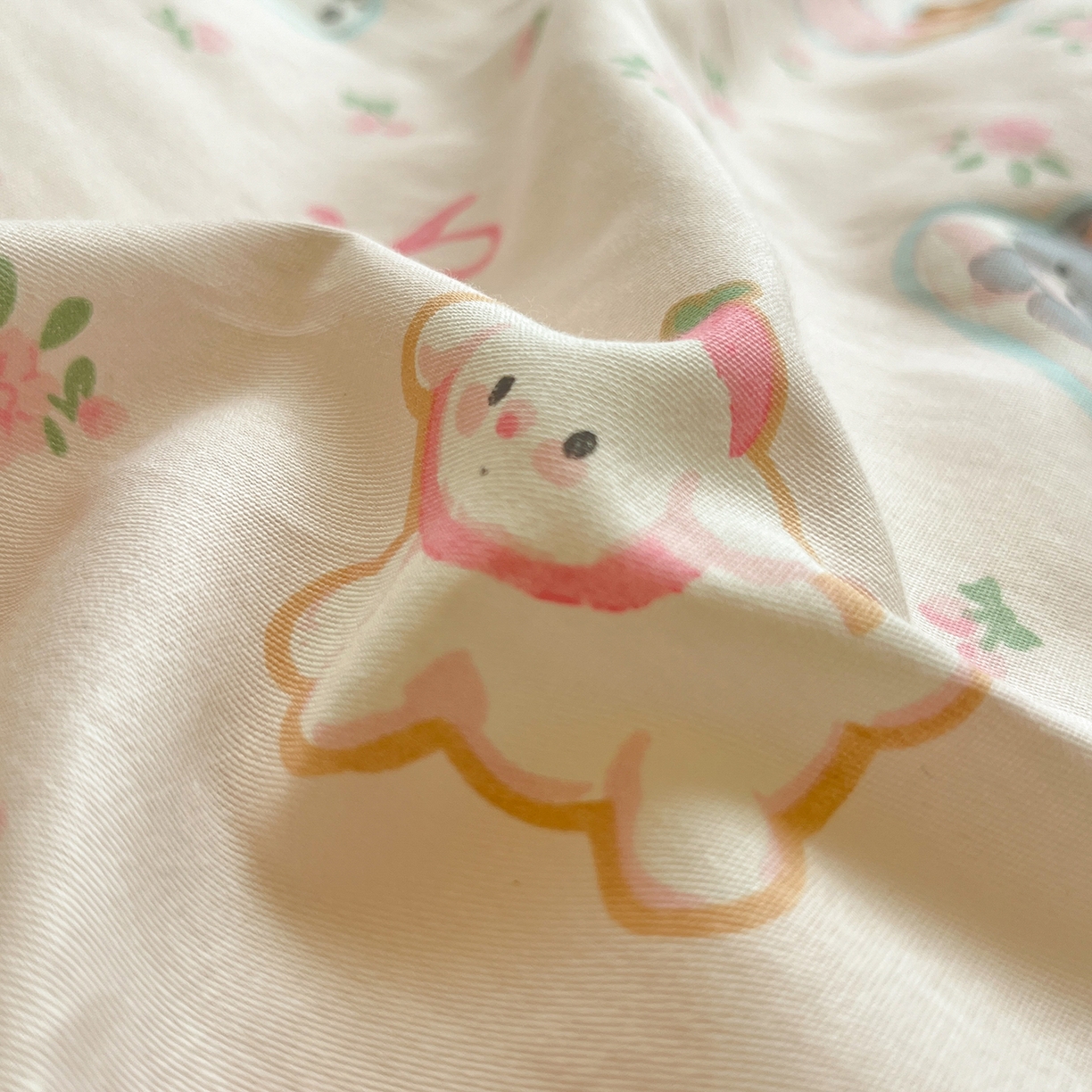 91家纺网 家纺一手货源 找家纺 吉象家纺 2025新款全棉牛奶绒印花四件套 棉绒-碎花狗狗