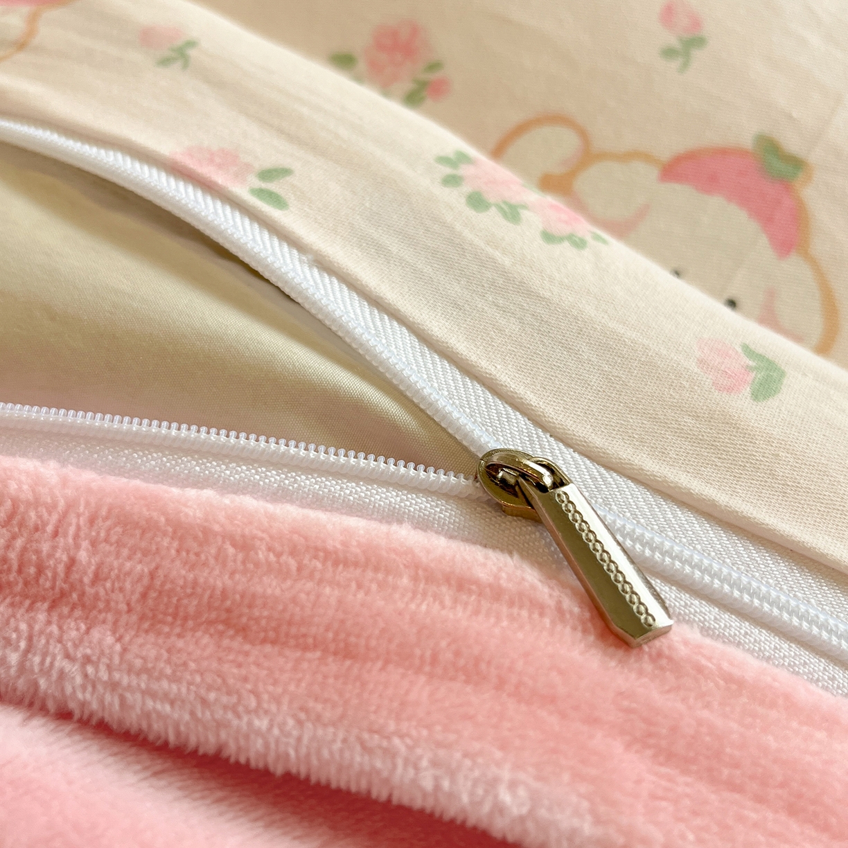 91家纺网 家纺一手货源 找家纺 吉象家纺 2025新款全棉牛奶绒印花四件套 棉绒-碎花狗狗