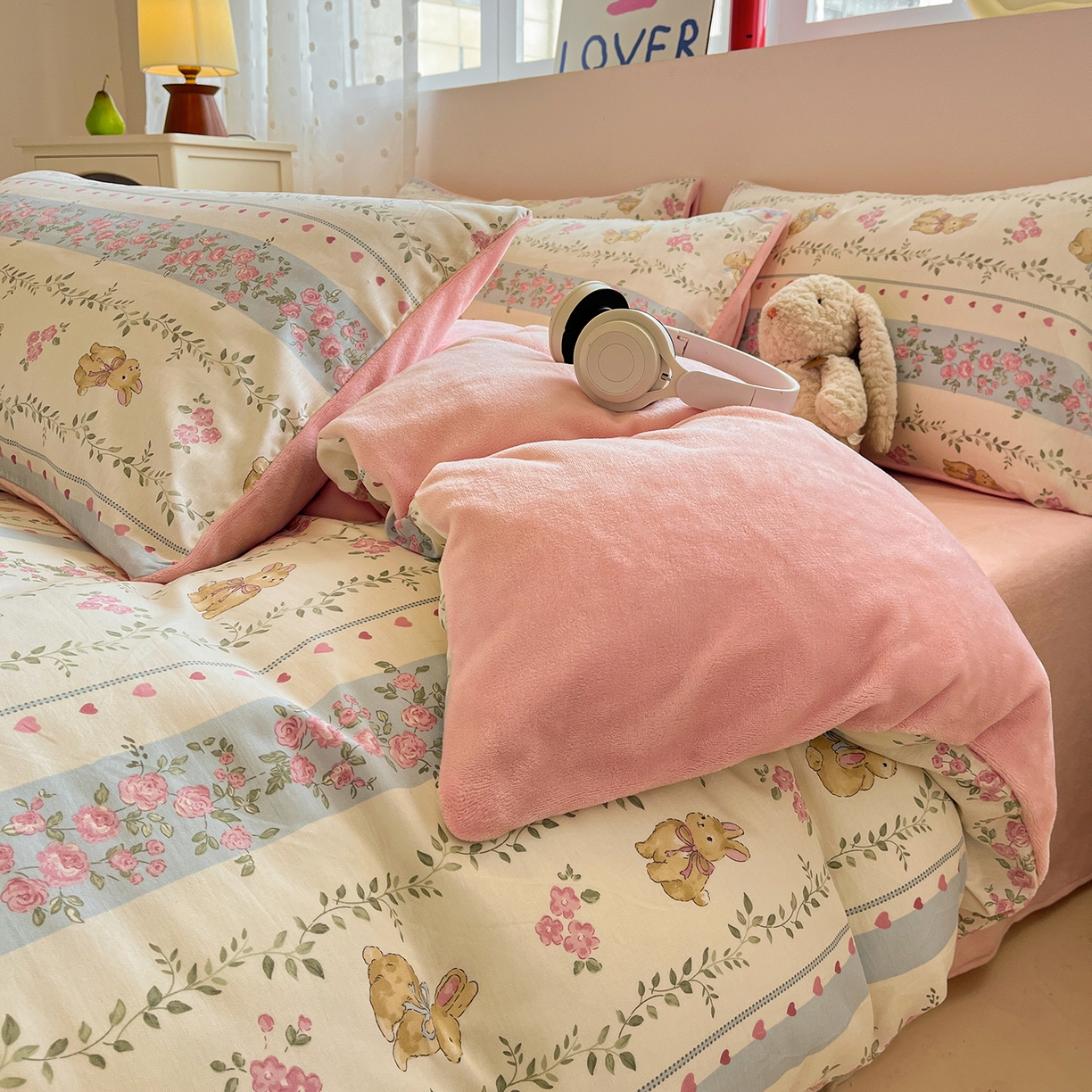 91家纺网 家纺一手货源 找家纺 吉象家纺 2025新款全棉牛奶绒印花四件套 棉绒-碎花小兔