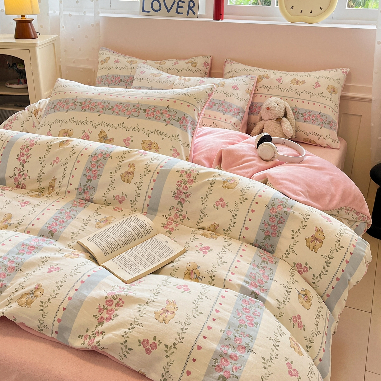 91家纺网 家纺一手货源 找家纺 吉象家纺 2025新款全棉牛奶绒印花四件套 棉绒-碎花小兔