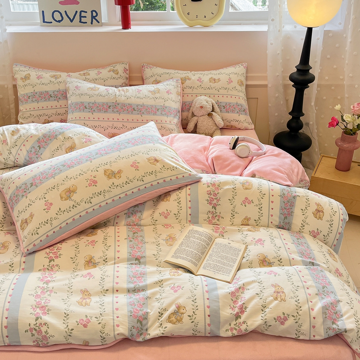 91家纺网 家纺一手货源 找家纺 吉象家纺 2025新款全棉牛奶绒印花四件套 棉绒-碎花小兔