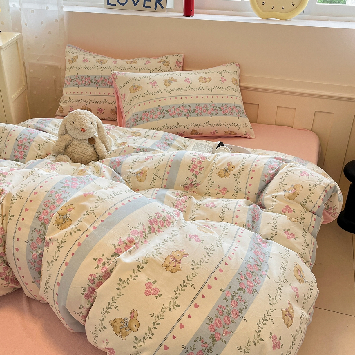 91家纺网 家纺一手货源 找家纺 吉象家纺 2025新款全棉牛奶绒印花四件套 棉绒-碎花小兔