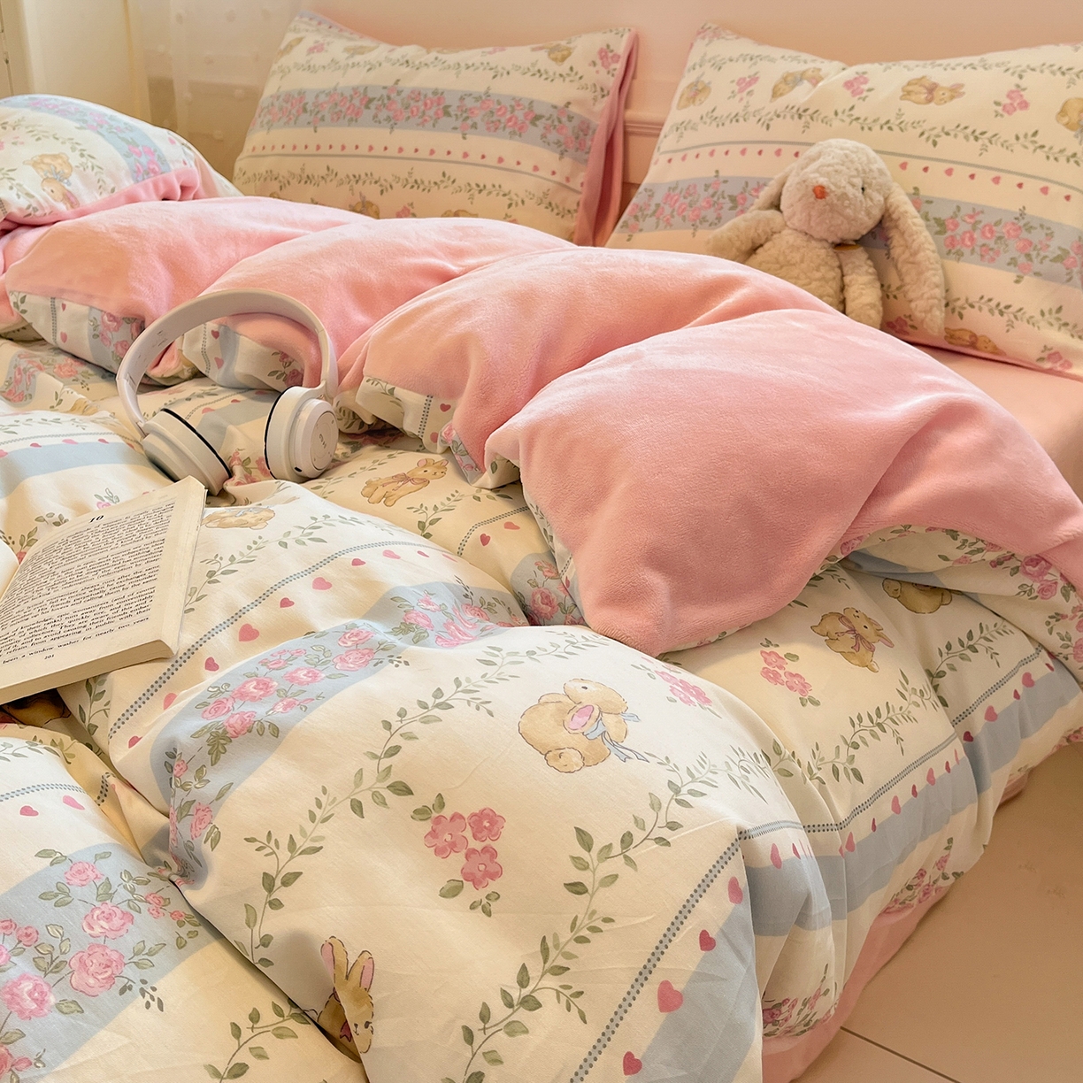 91家纺网 家纺一手货源 找家纺 吉象家纺 2025新款全棉牛奶绒印花四件套 棉绒-碎花小兔