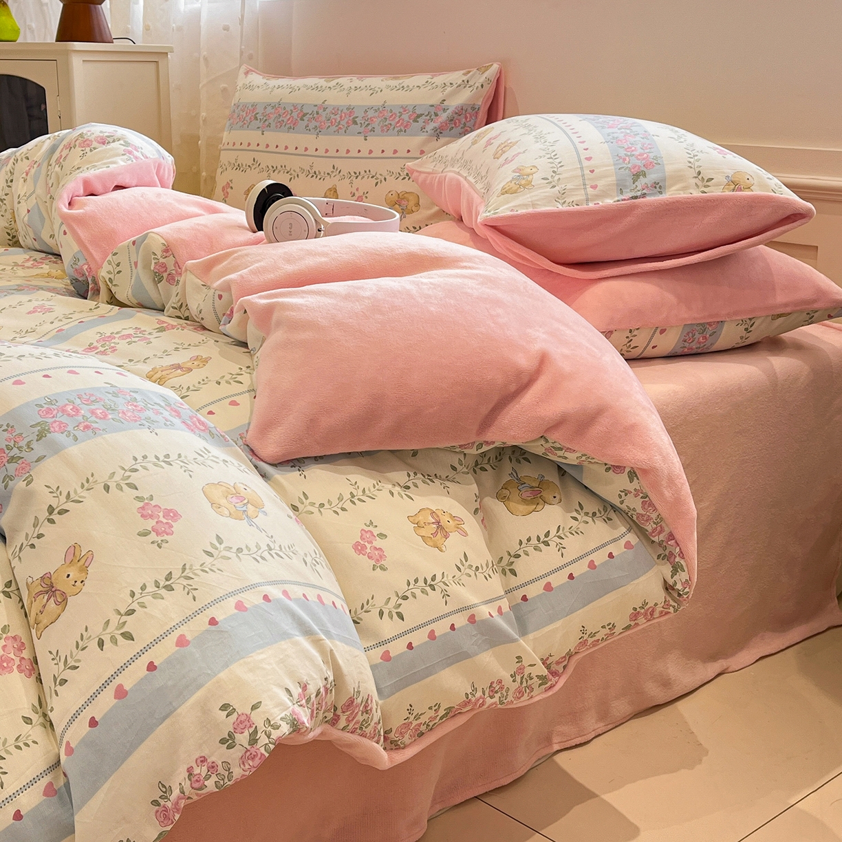 91家纺网 家纺一手货源 找家纺 吉象家纺 2025新款全棉牛奶绒印花四件套 棉绒-碎花小兔