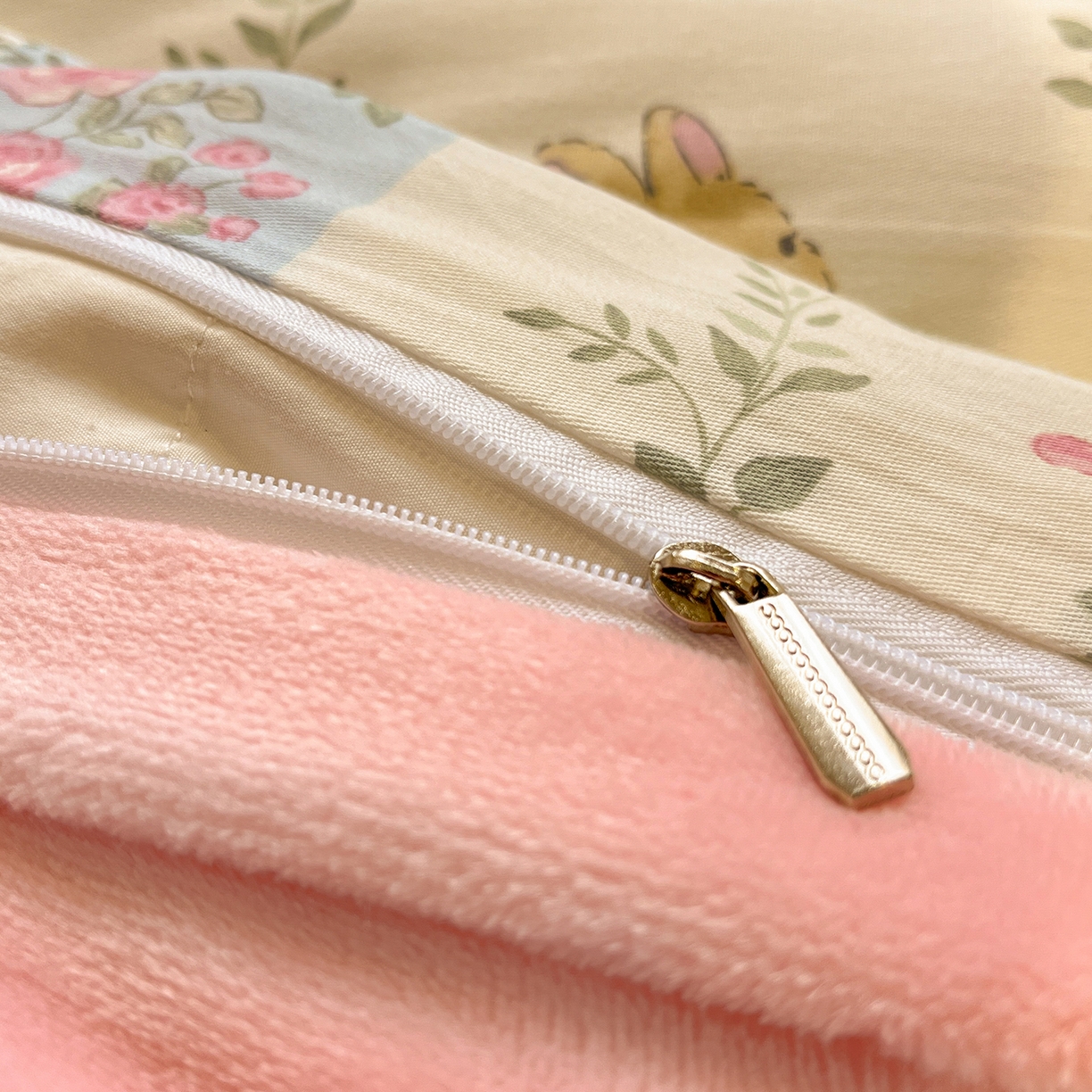 91家纺网 家纺一手货源 找家纺 吉象家纺 2025新款全棉牛奶绒印花四件套 棉绒-碎花小兔