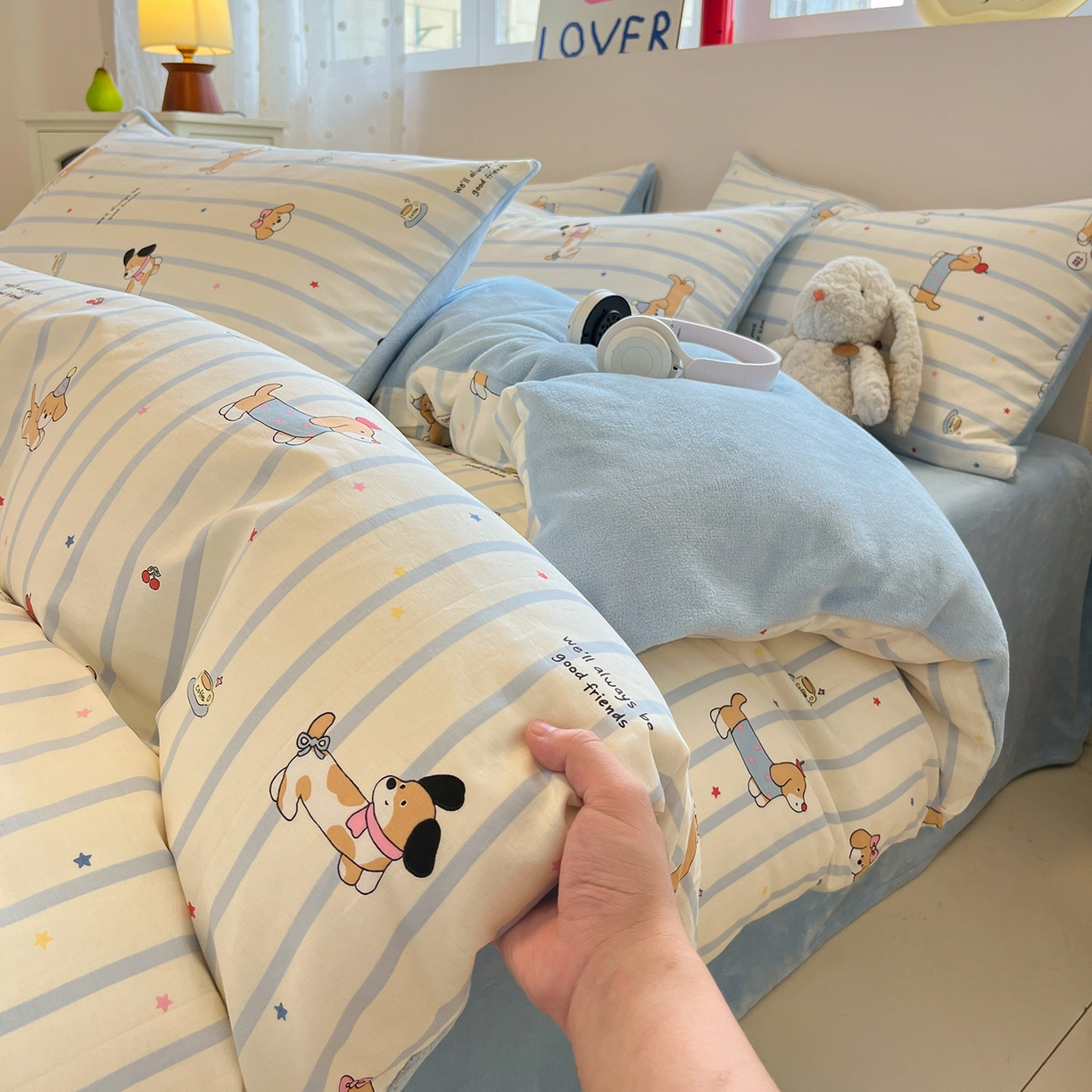 91家纺网 家纺一手货源 找家纺 吉象家纺 2025新款全棉牛奶绒印花四件套 棉绒-糖纸童年