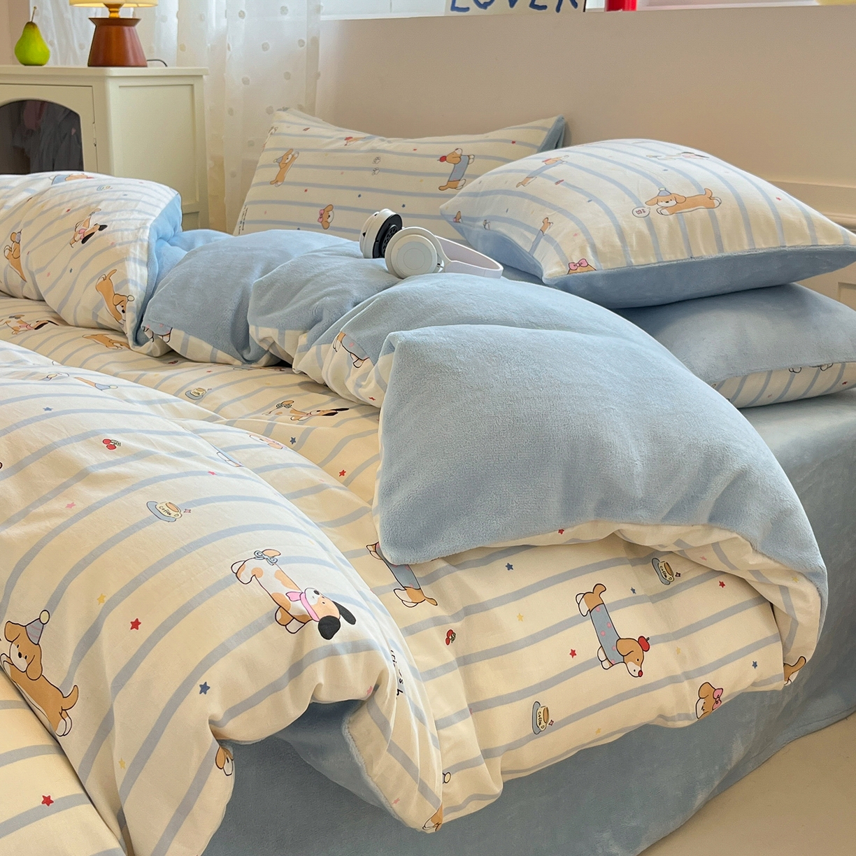 91家纺网 家纺一手货源 找家纺 吉象家纺 2025新款全棉牛奶绒印花四件套 棉绒-糖纸童年