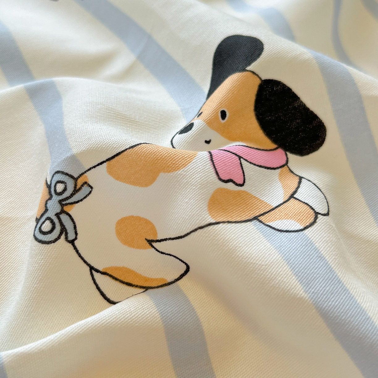 91家纺网 家纺一手货源 找家纺 吉象家纺 2025新款全棉牛奶绒印花四件套 棉绒-糖纸童年