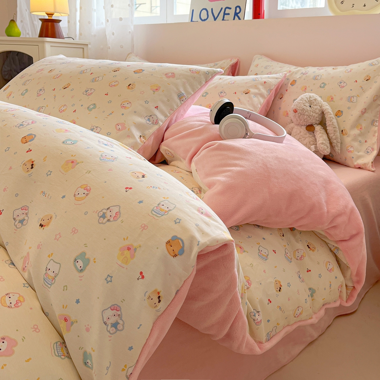 91家纺网 家纺一手货源 找家纺 吉象家纺 2025新款全棉牛奶绒印花四件套 棉绒-甜心喵喵