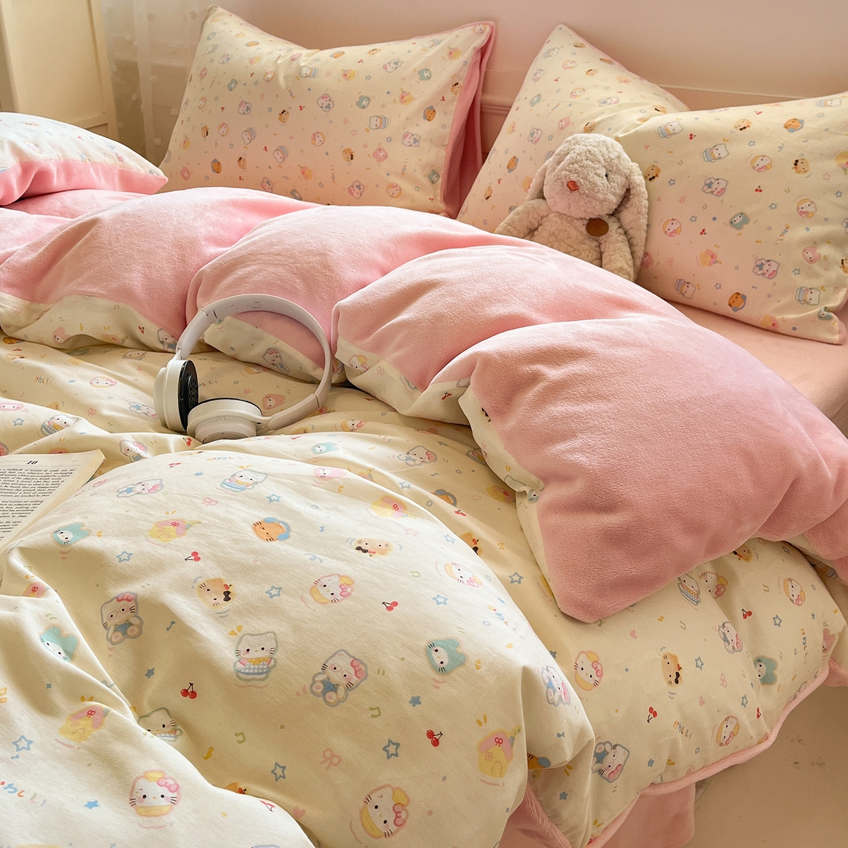 91家纺网 家纺一手货源 找家纺 吉象家纺 2025新款全棉牛奶绒印花四件套 棉绒-甜心喵喵