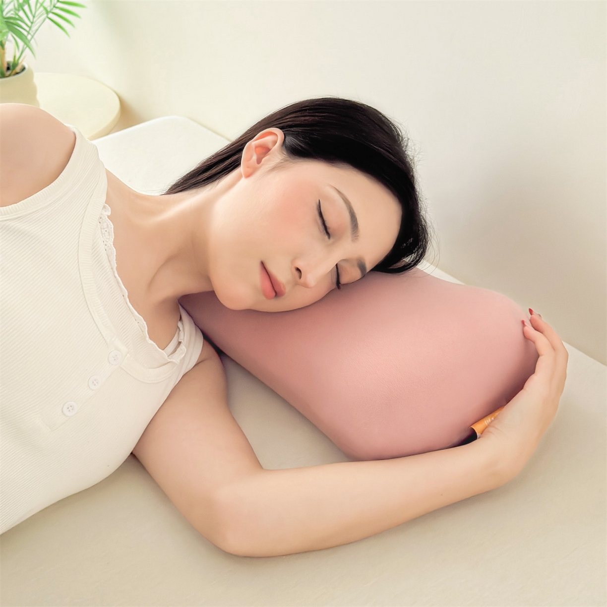 91家纺网 家纺一手货源 找家纺 （总）麦肯锡 2025新款护颈记忆枕枕头枕芯-模特图