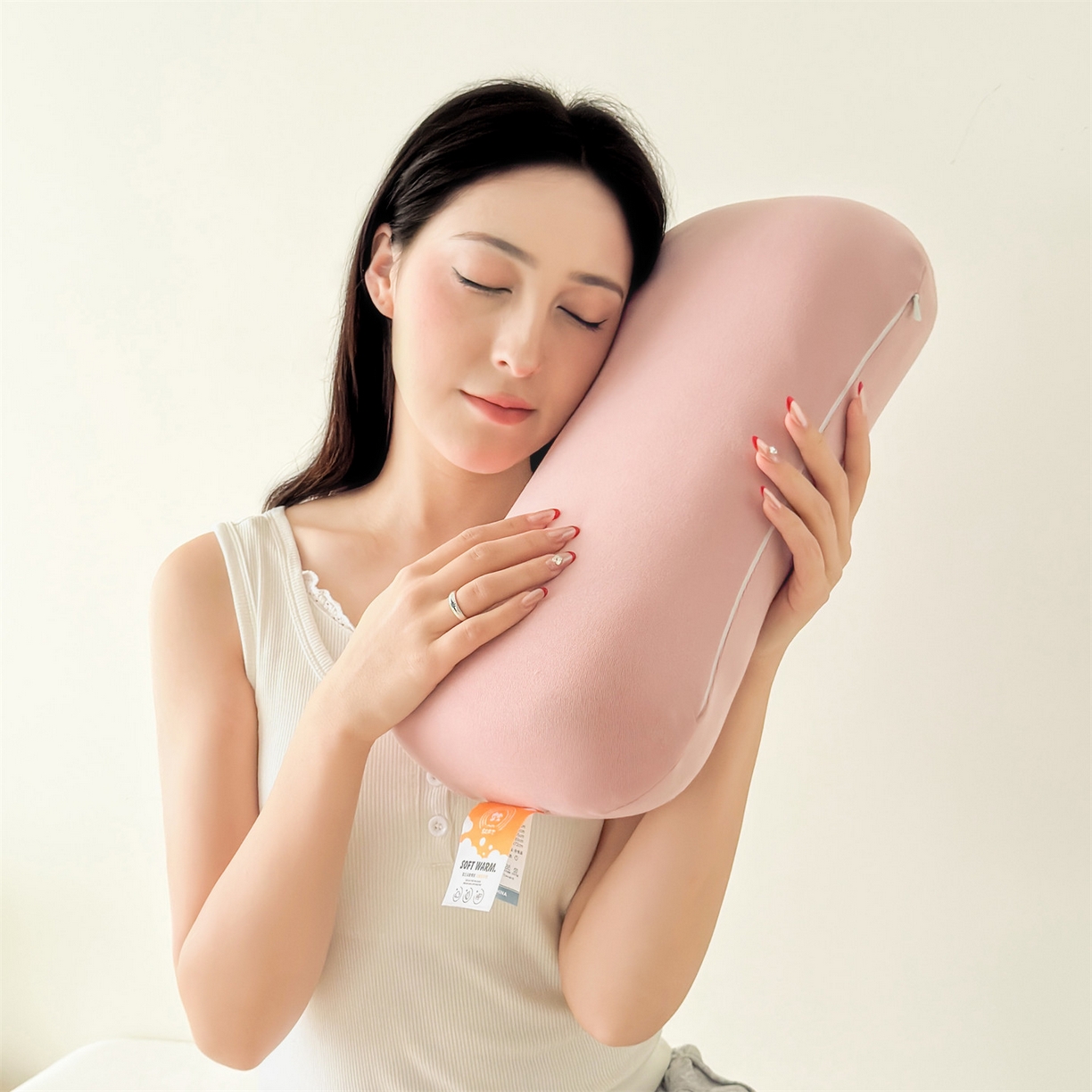 91家纺网 家纺一手货源 找家纺 （总）麦肯锡 2025新款护颈记忆枕枕头枕芯-模特图