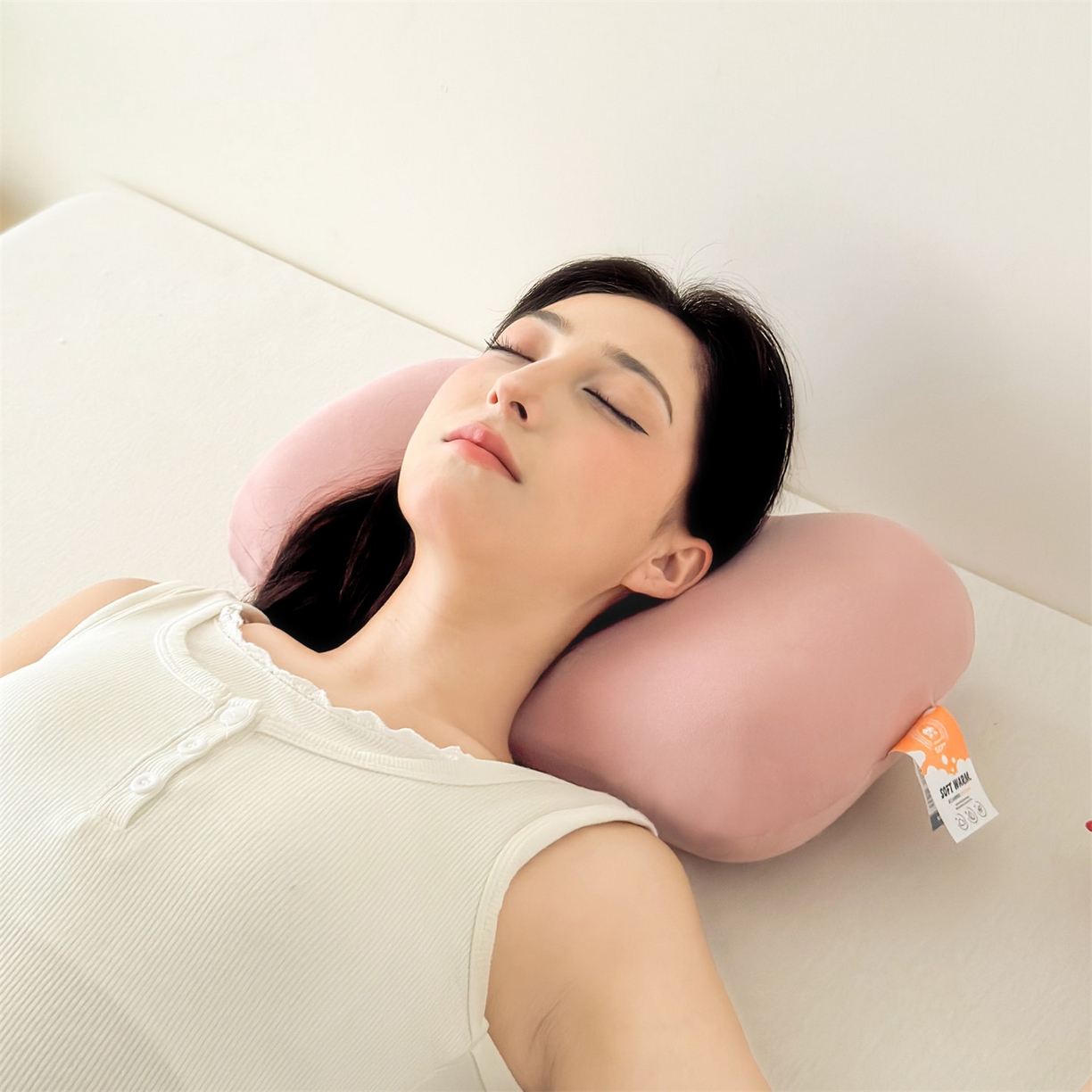 91家纺网 家纺一手货源 找家纺 （总）麦肯锡 2025新款护颈记忆枕枕头枕芯-模特图