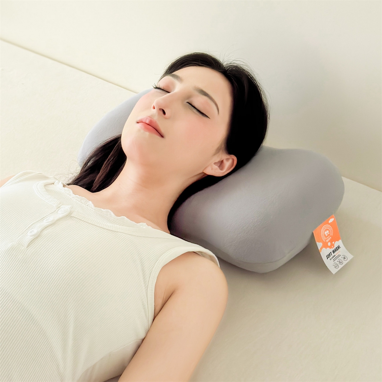 91家纺网 家纺一手货源 找家纺 （总）麦肯锡 2025新款护颈记忆枕枕头枕芯-模特图