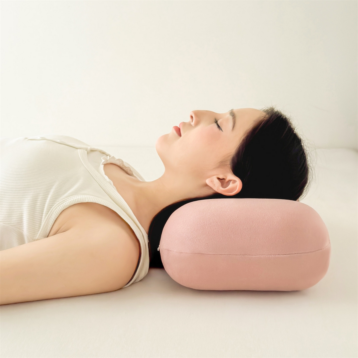 91家纺网 家纺一手货源 找家纺 麦肯锡 2025新款护颈记忆枕枕头枕芯-模特图 玫粉色