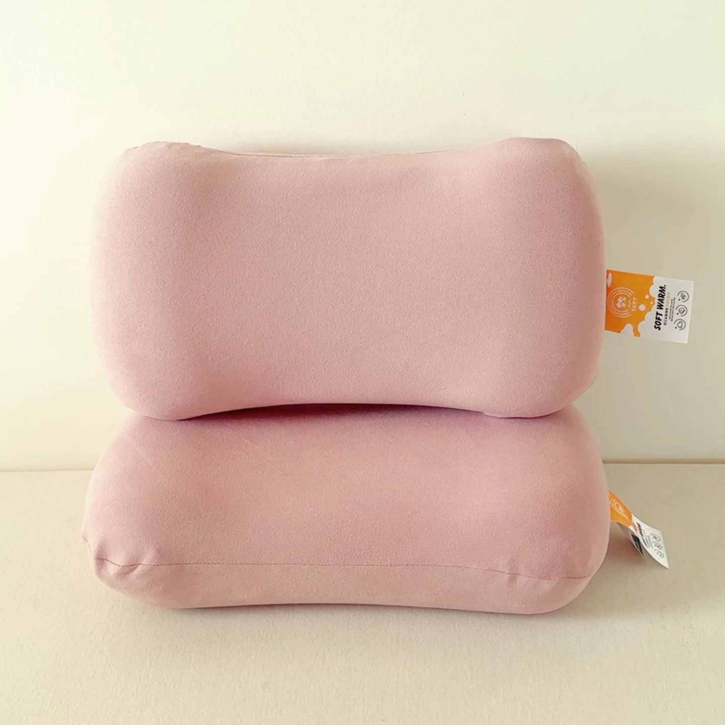 91家纺网 家纺一手货源 找家纺 麦肯锡 2025新款护颈记忆枕枕头枕芯-模特图 玫粉色