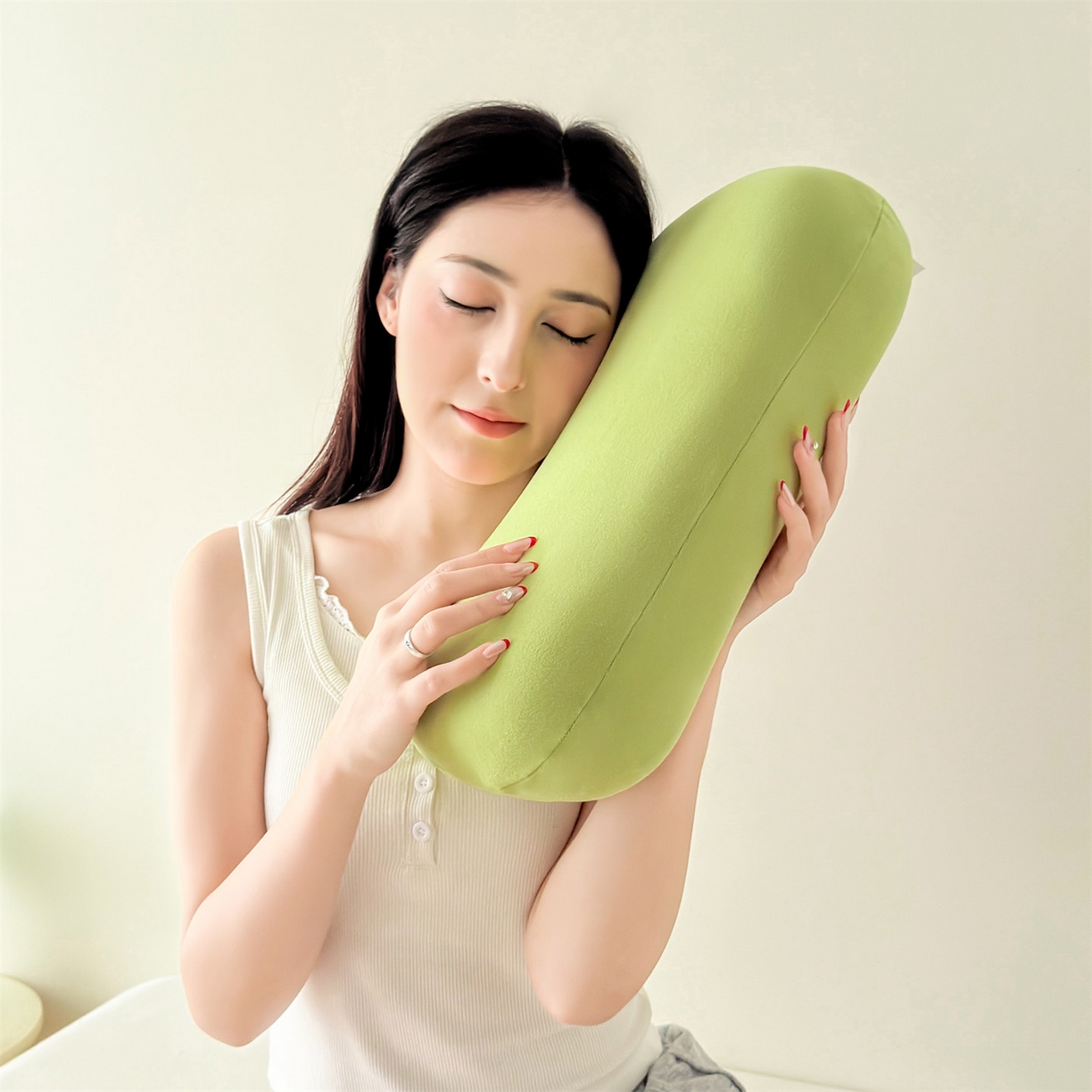 91家纺网 家纺一手货源 找家纺 麦肯锡 2025新款护颈记忆枕枕头枕芯-模特图 抹茶绿