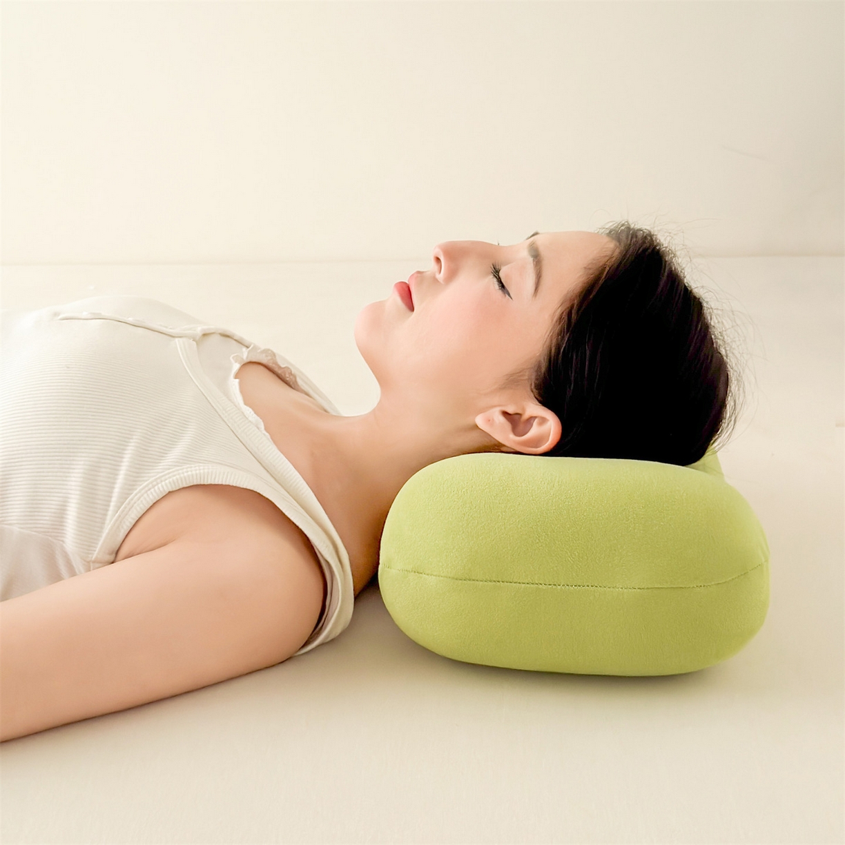 91家纺网 家纺一手货源 找家纺 麦肯锡 2025新款护颈记忆枕枕头枕芯-模特图 抹茶绿