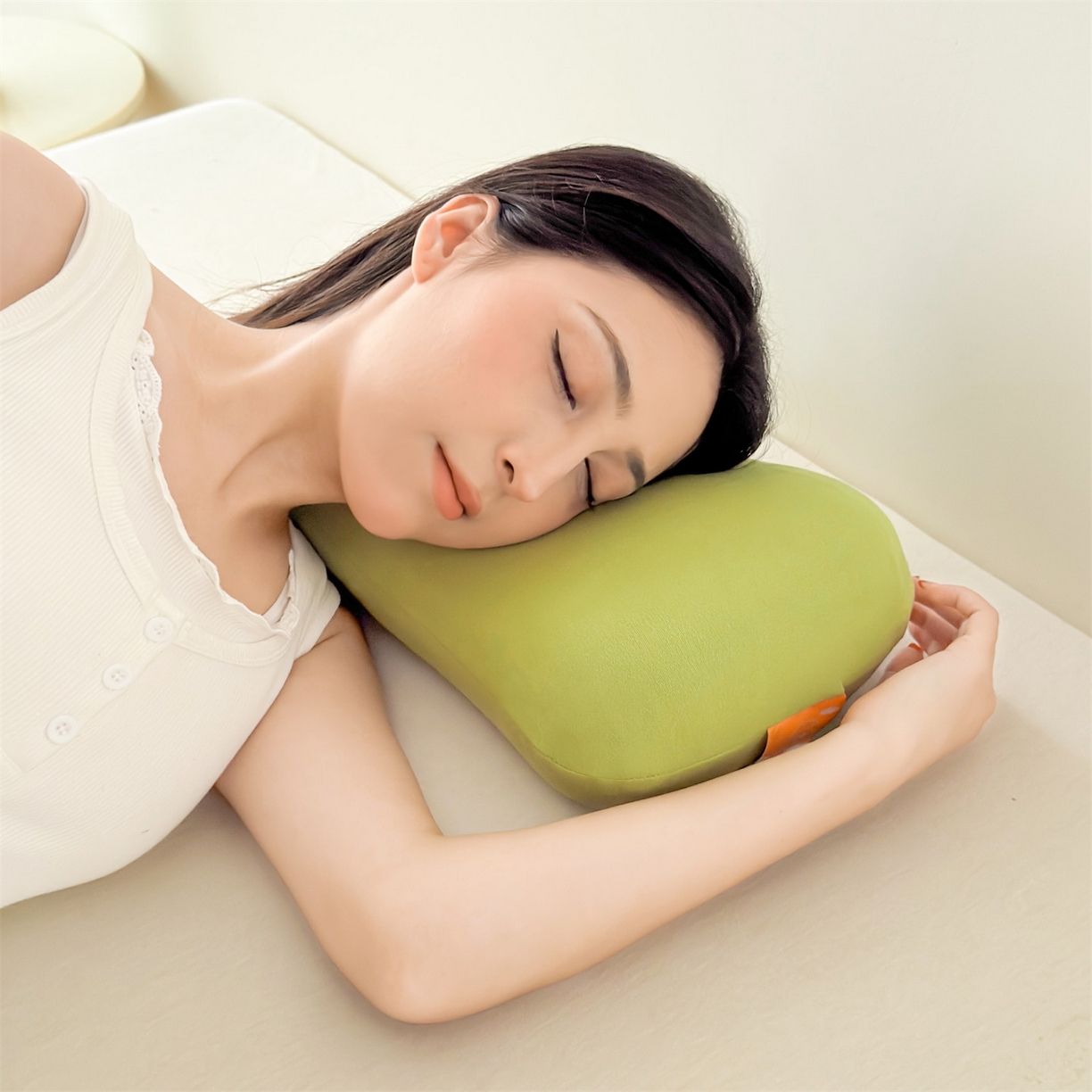 91家纺网 家纺一手货源 找家纺 麦肯锡 2025新款护颈记忆枕枕头枕芯-模特图 抹茶绿