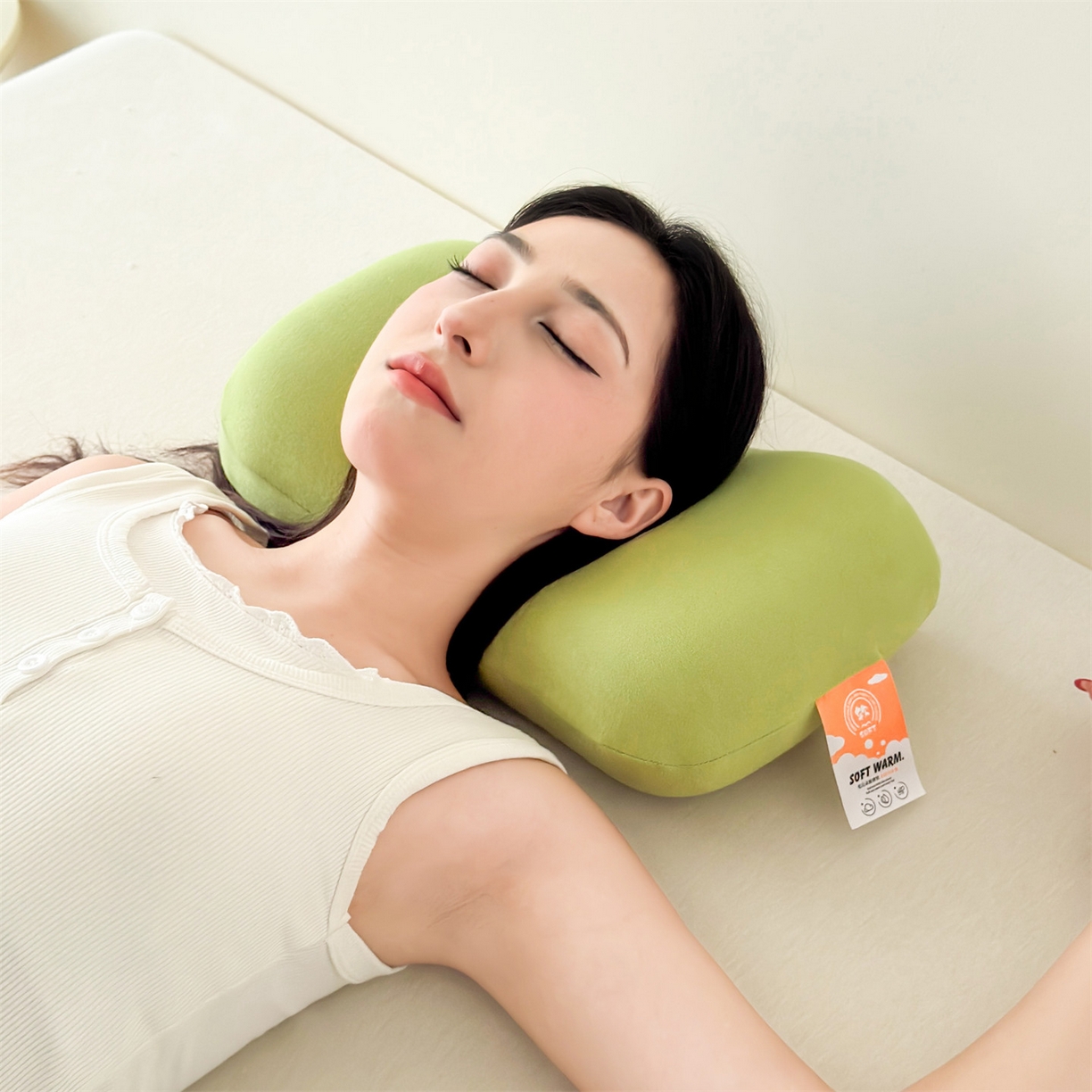 91家纺网 家纺一手货源 找家纺 麦肯锡 2025新款护颈记忆枕枕头枕芯-模特图 抹茶绿