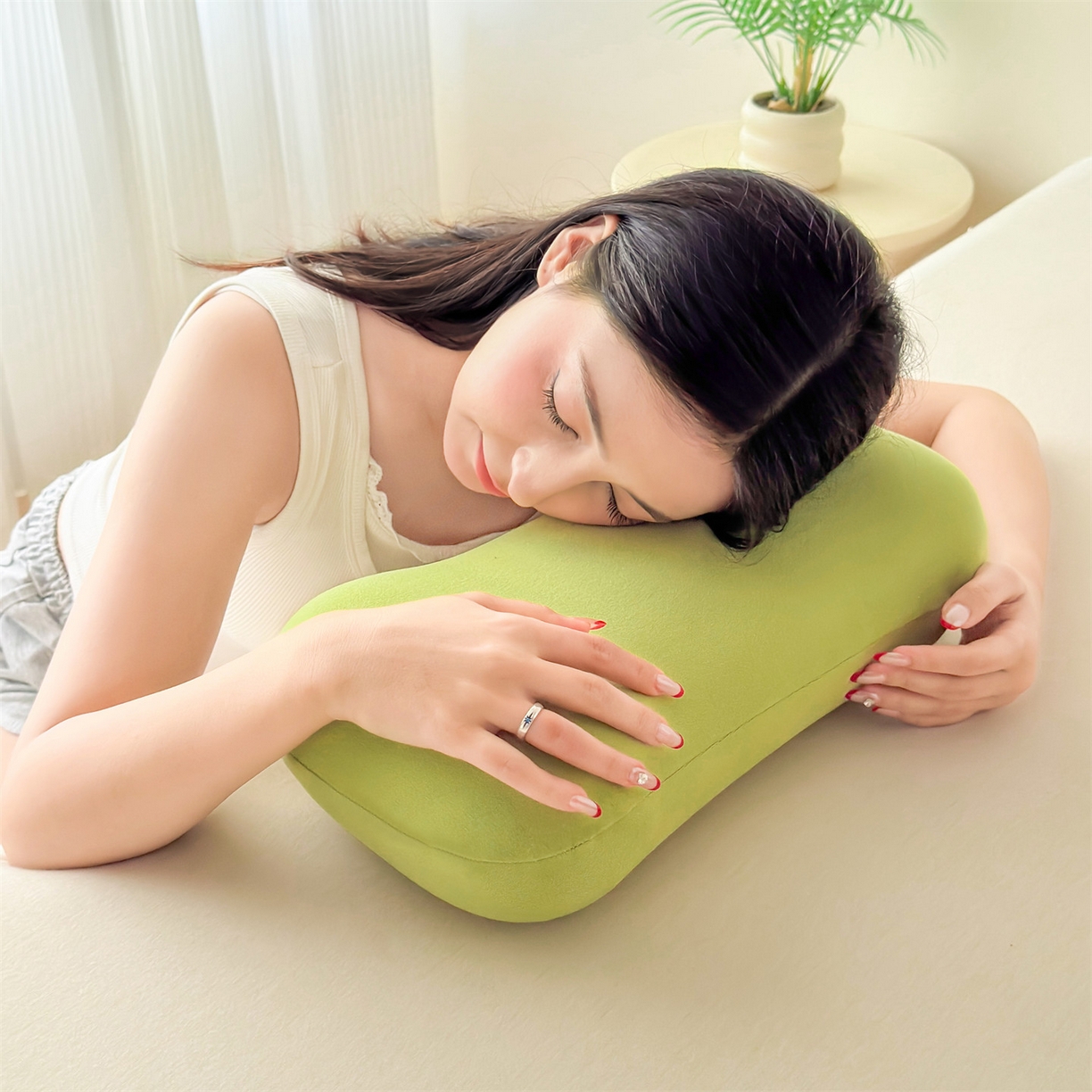 91家纺网 家纺一手货源 找家纺 麦肯锡 2025新款护颈记忆枕枕头枕芯-模特图 抹茶绿