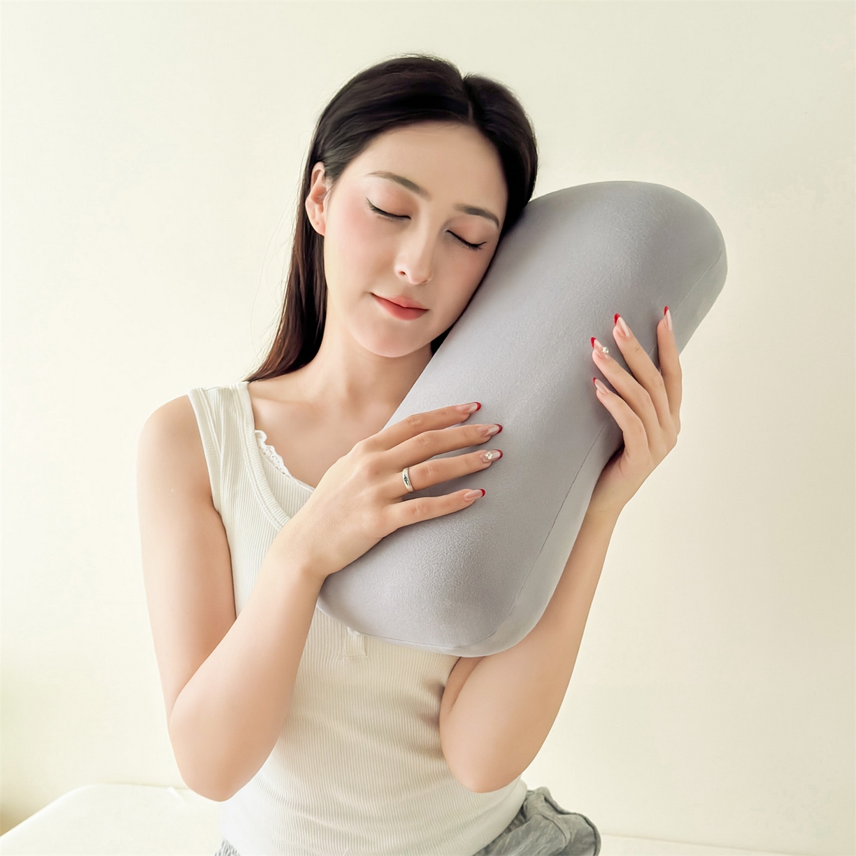 91家纺网 家纺一手货源 找家纺 麦肯锡 2025新款护颈记忆枕枕头枕芯-模特图 奶茶灰