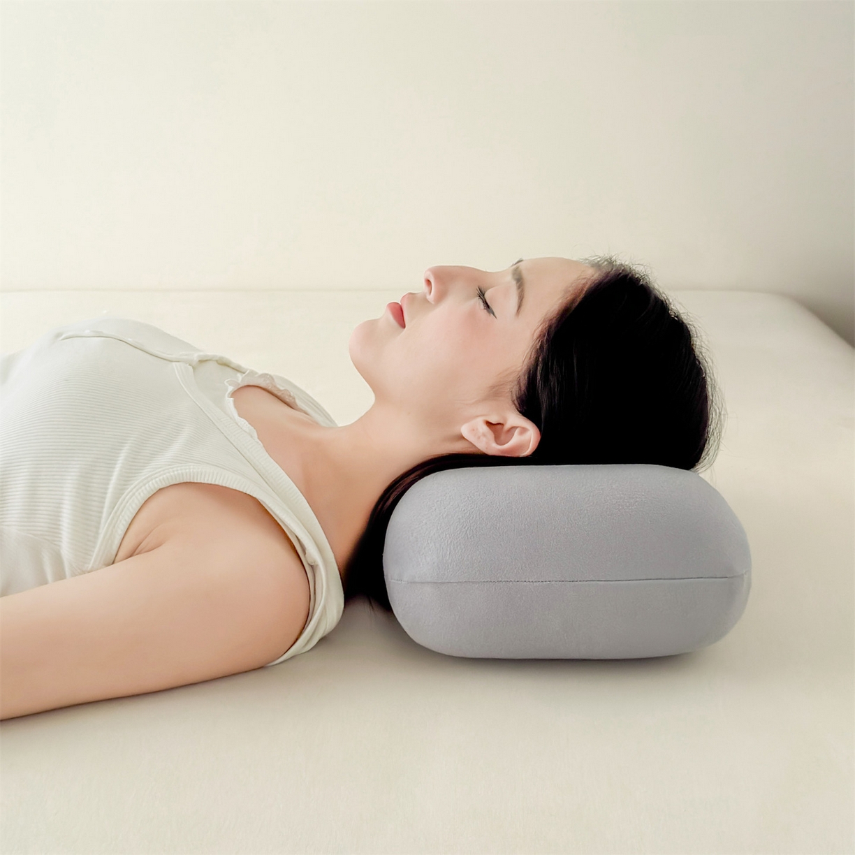 91家纺网 家纺一手货源 找家纺 麦肯锡 2025新款护颈记忆枕枕头枕芯-模特图 奶茶灰