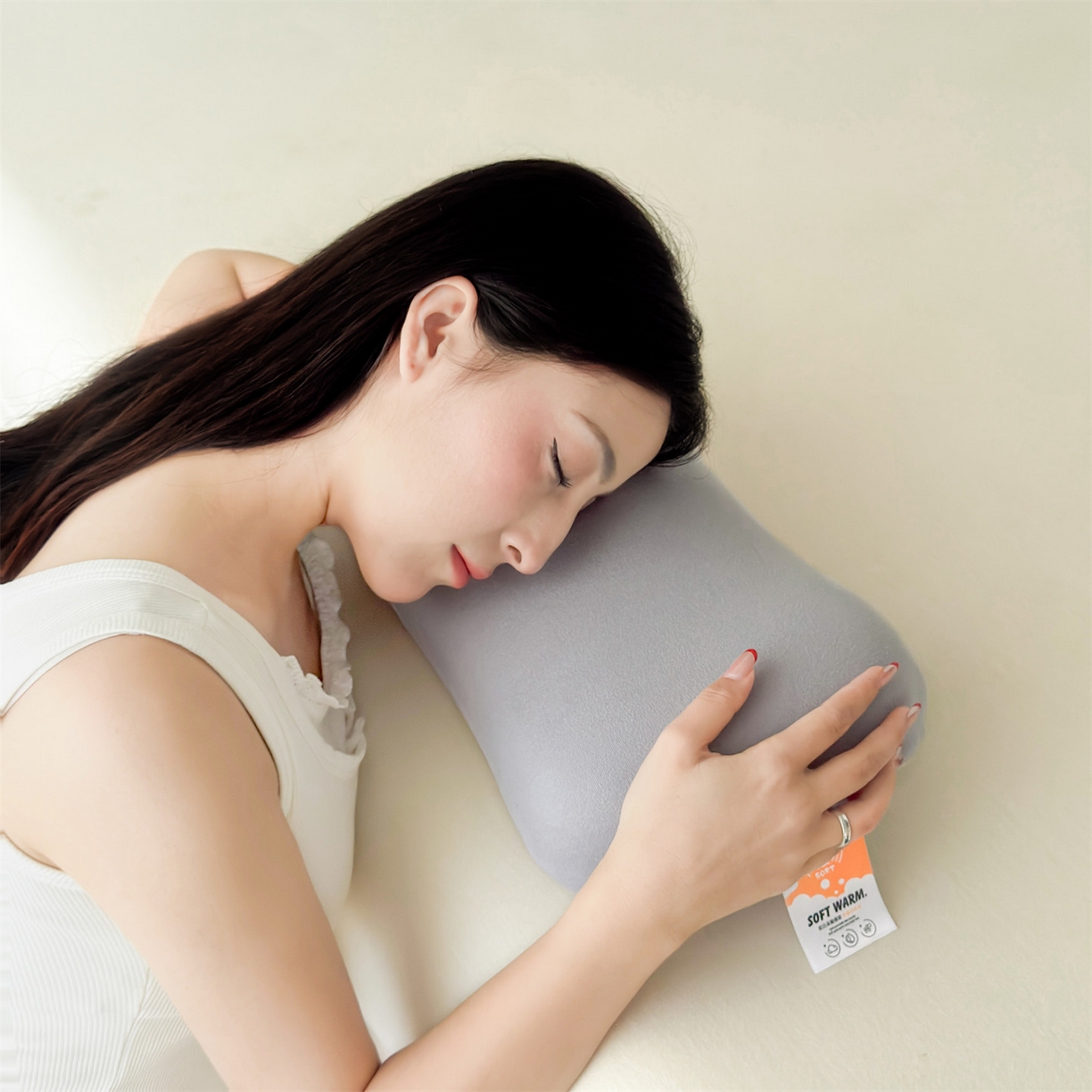 91家纺网 家纺一手货源 找家纺 麦肯锡 2025新款护颈记忆枕枕头枕芯-模特图 奶茶灰