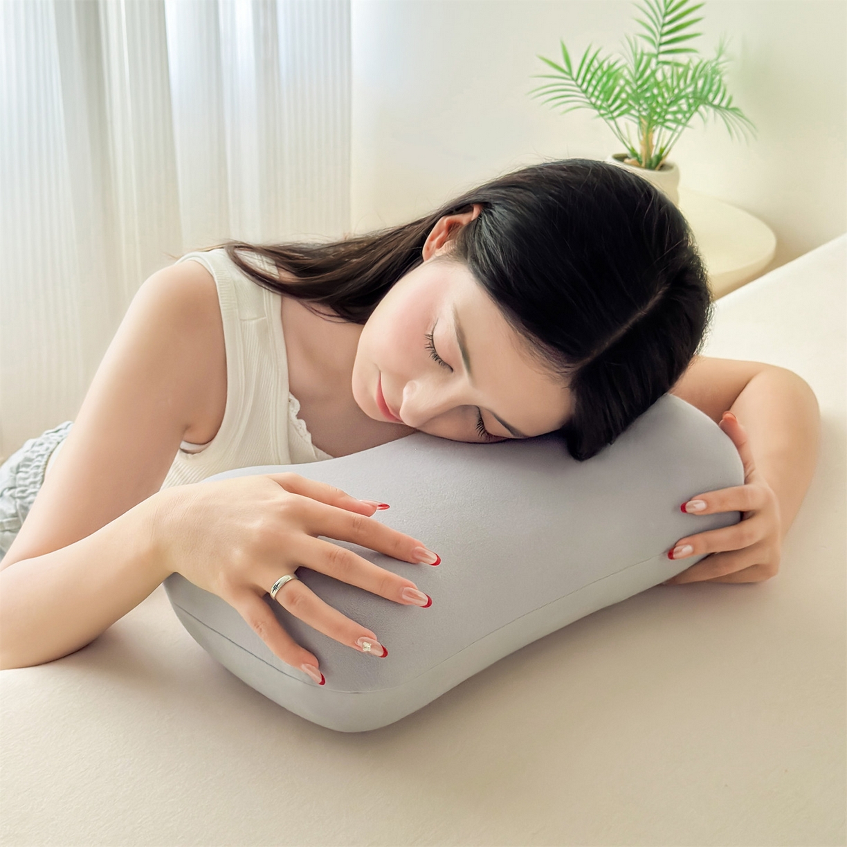 91家纺网 家纺一手货源 找家纺 麦肯锡 2025新款护颈记忆枕枕头枕芯-模特图 奶茶灰