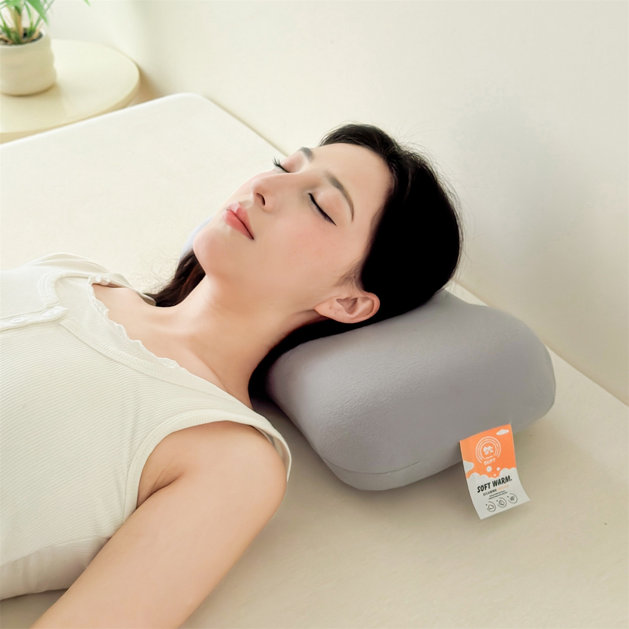 91家纺网 家纺一手货源 找家纺 麦肯锡 2025新款护颈记忆枕枕头枕芯-模特图 奶茶灰