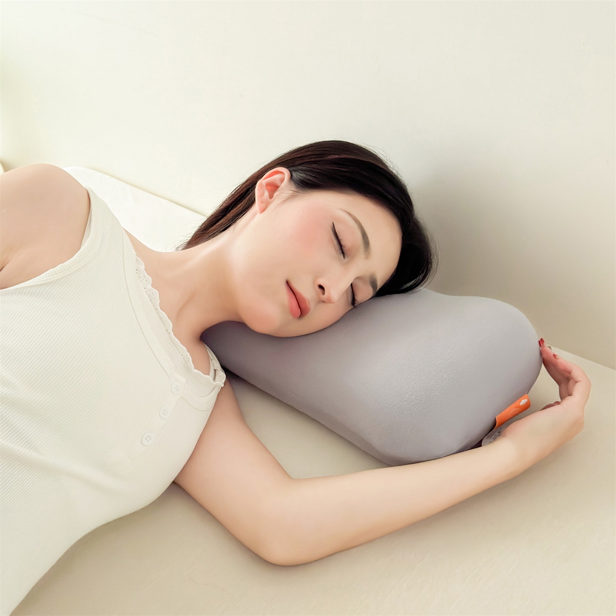 91家纺网 家纺一手货源 找家纺 麦肯锡 2025新款护颈记忆枕枕头枕芯-模特图 奶茶灰